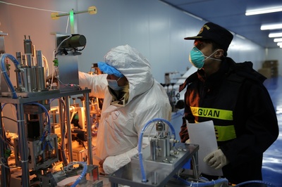 阿拉山口海關助力新疆首家綜保區內口罩生產企業順利投產，暢通貨物進出口通道